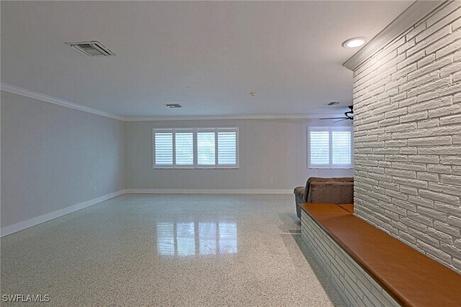 Building Photo - 1352 Shadow Ln