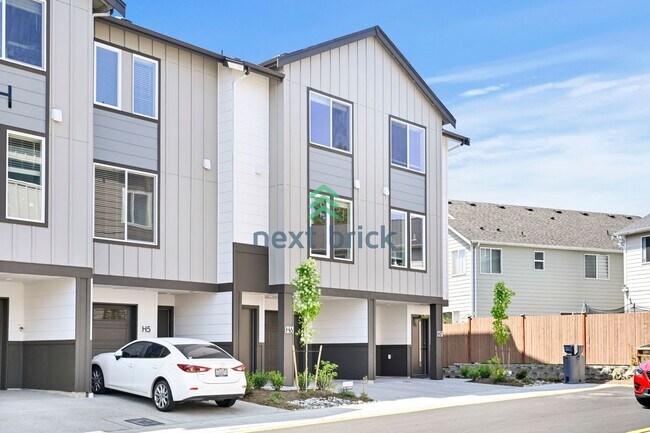 Building Photo - A fabulous 3 bedroom and 3 bathroom house