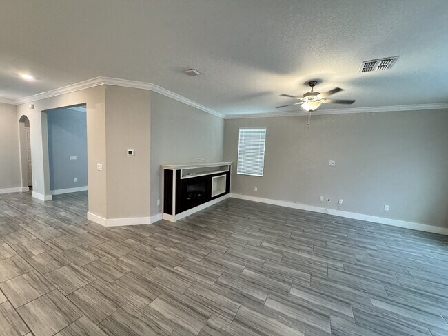Building Photo - "Spacious 4-Bed Home with Granite Countert...