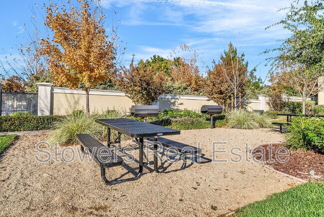 Building Photo - 173 Heligan Ln