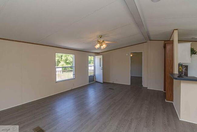 Building Photo - Move in Ready