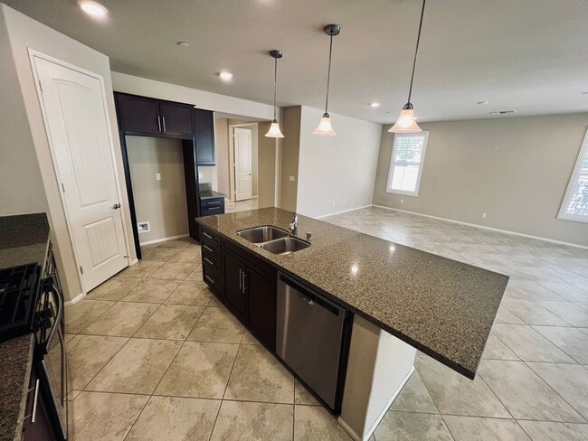 Building Photo - Gorgeous 2 bedroom and 2 bathroom home in ...