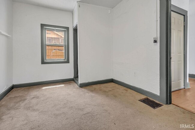 Building Photo - 317 E Smith Ave