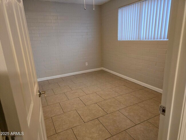 Building Photo - 902 E Southern Ave