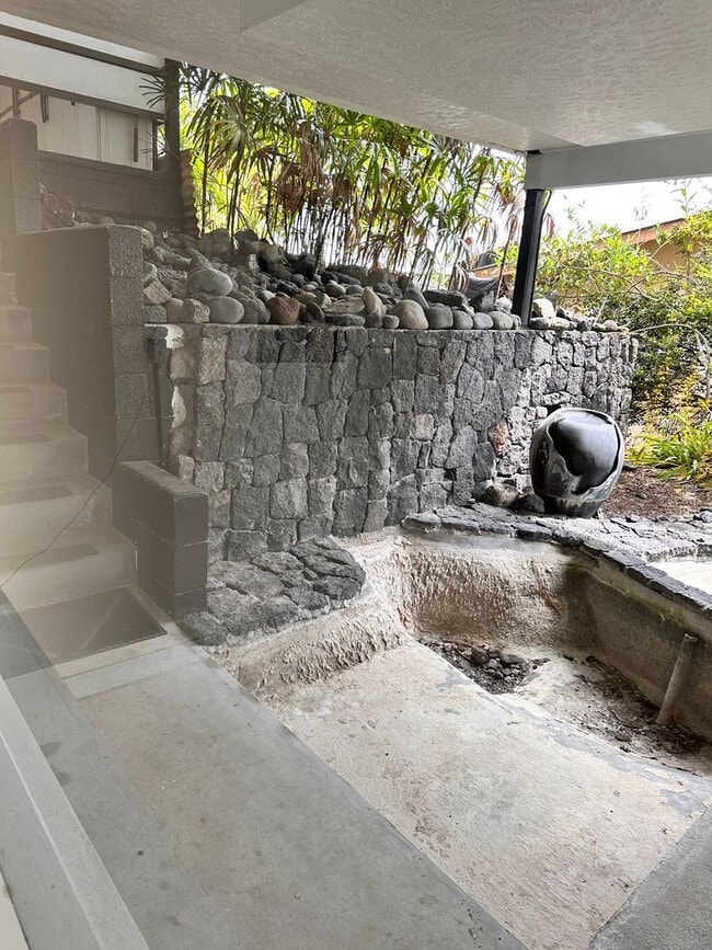 Building Photo - Kaumana Terrace Home