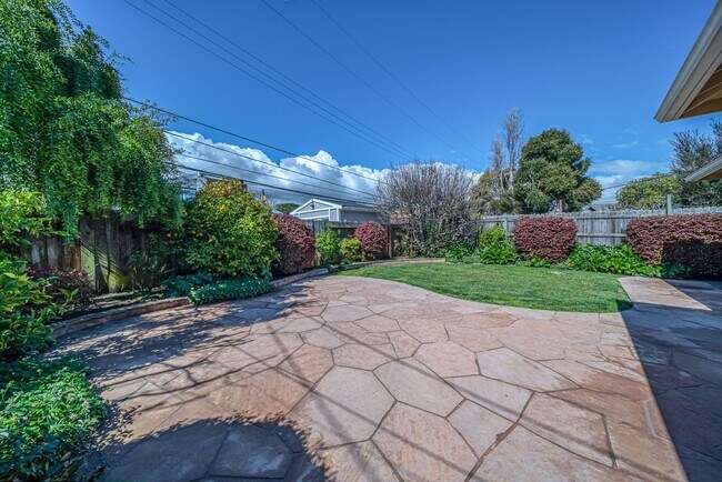Building Photo - Welcome Home to the peaceful Shoreview Nei...