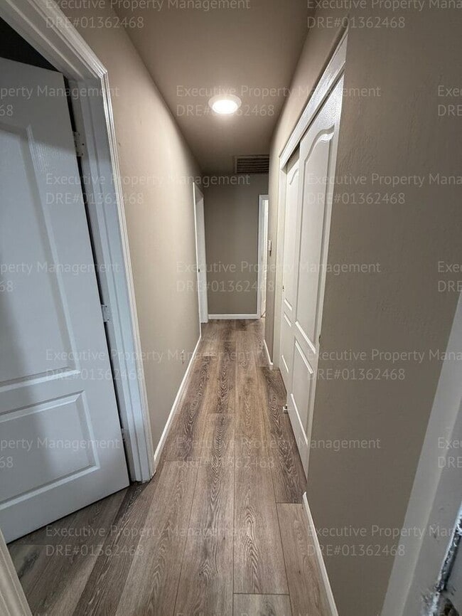 Building Photo - Spacious 3 bedroom, 2.5 bathroom townhome....