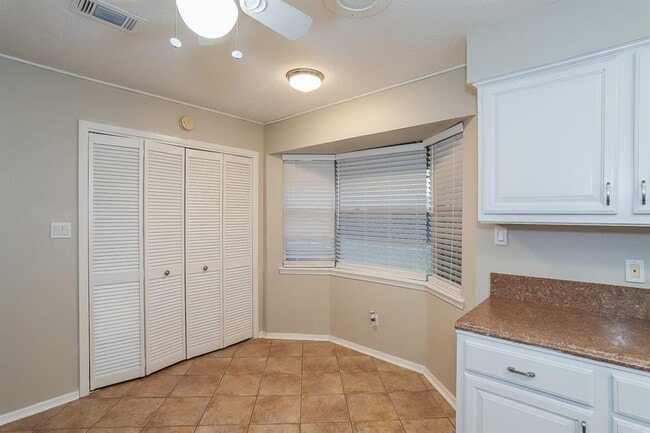 Building Photo - 613 W Castle Harbour Dr