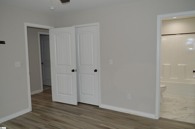 Building Photo - 91 Saluda Rd