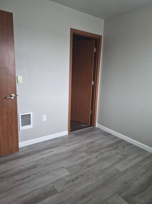 Building Photo - Welcome home to this beautiful 2BD/2.5BA, newly updated tri-level townhome!!!
