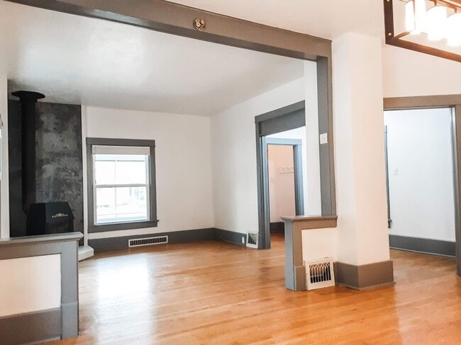 Building Photo - 3 BEDROOM, 2 BATH, SINGLE-FAMILY HOME