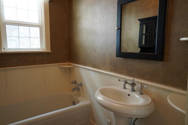 Building Photo - 2721 W Cassia St