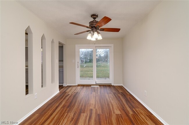 Building Photo - 8671 Ashwood Dr