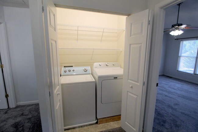 Building Photo - 869 Camelot Ln