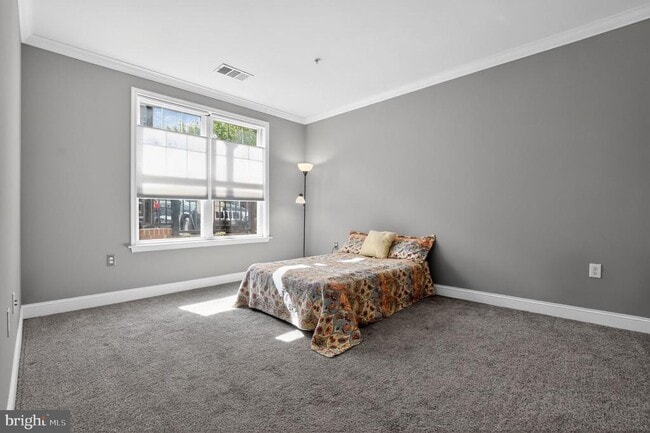 Building Photo - 300 W Elm St