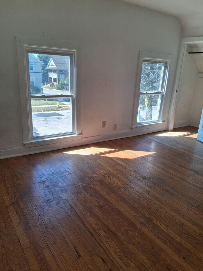 Building Photo - Charming 2-Bedroom Home in Rockford – Upda...