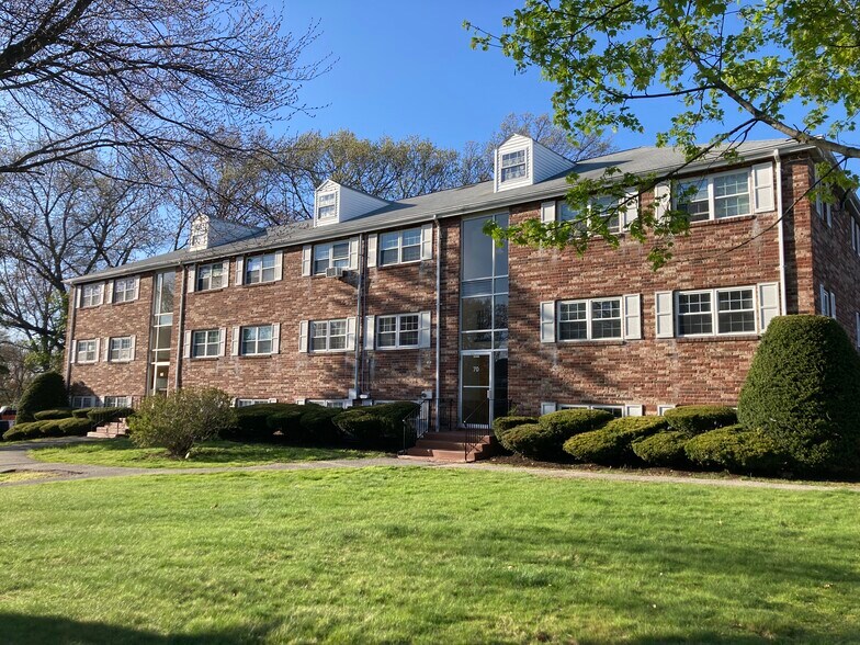 Building Photo - 70 Edgelawn Ave
