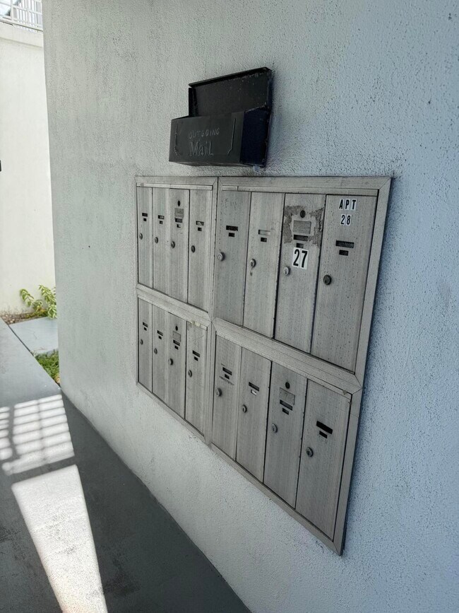 Building Photo - 420 W Palm St