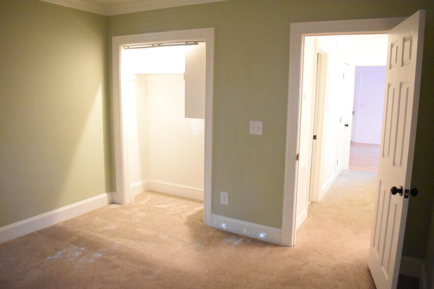 Building Photo - 2720 Oleander Dr