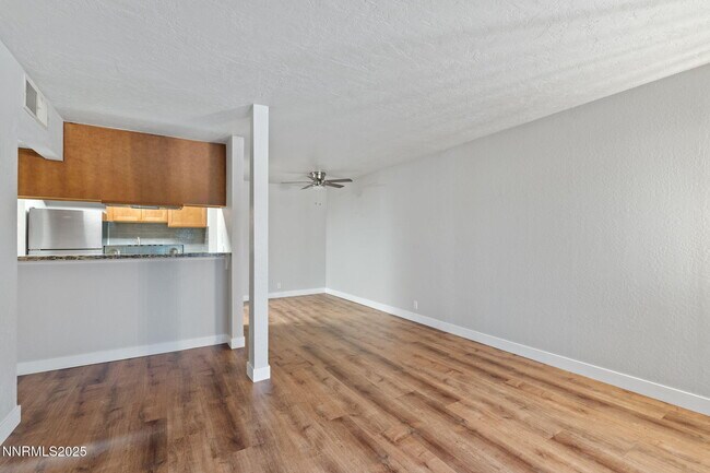 Building Photo - 2955 Lakeside Dr