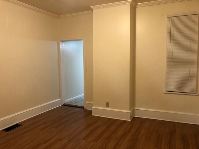 Building Photo - Fantastic 2+ Bedroom w/ 1 1/2 Bath Home! Recently Renovated! Hardwood Floors! Central Air! W/D Ho...