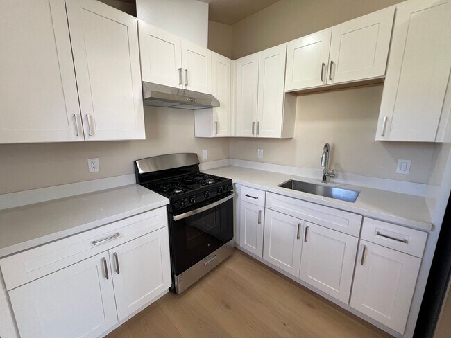 Building Photo - Renovated 2 Bed 1 Bath Home