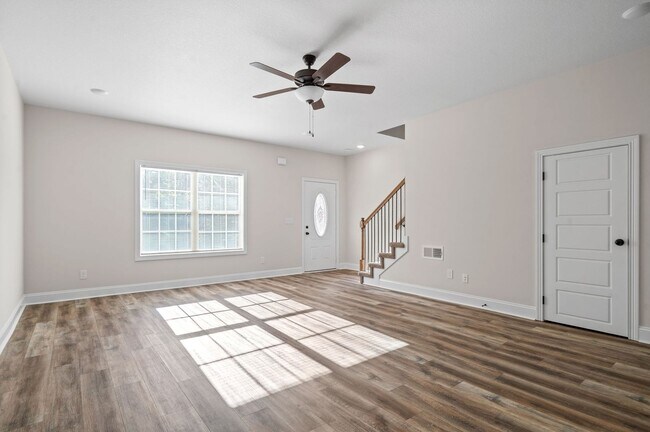 Building Photo - Oak St - 445