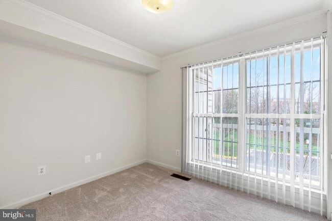 Building Photo - 1925 Crescent Park Dr