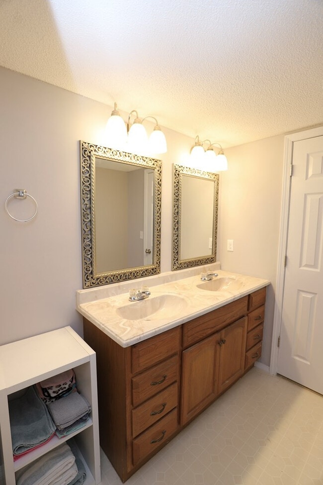 Building Photo - 1910 Lybrand St