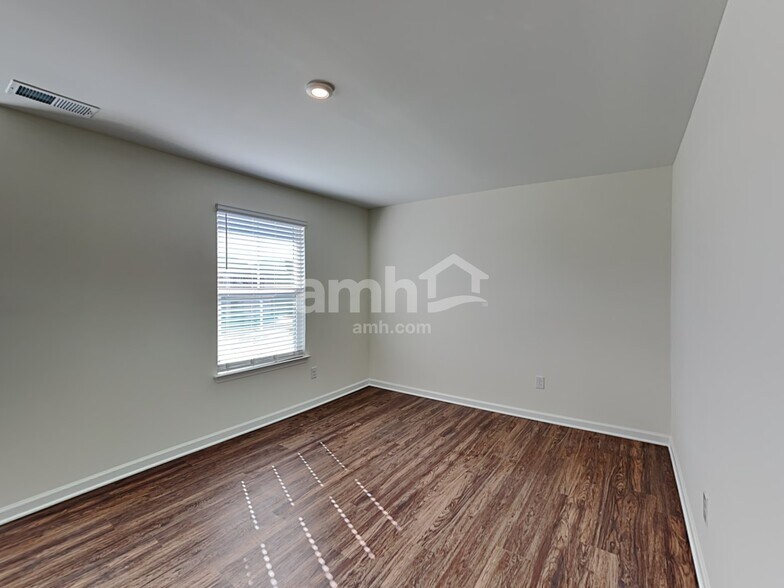 Building Photo - 561 Larragan Dr