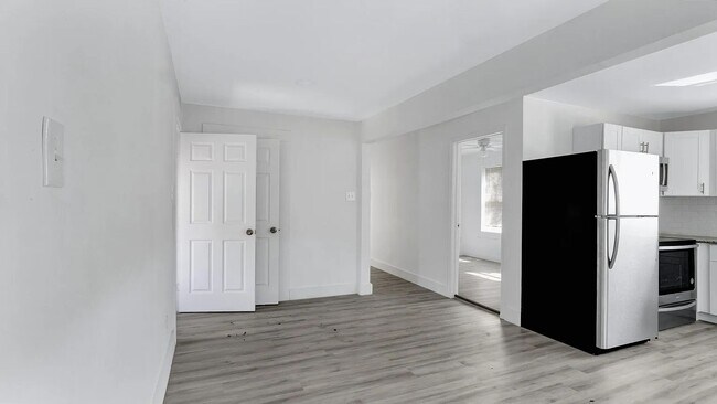 Building Photo - 2737 Stuart Dr