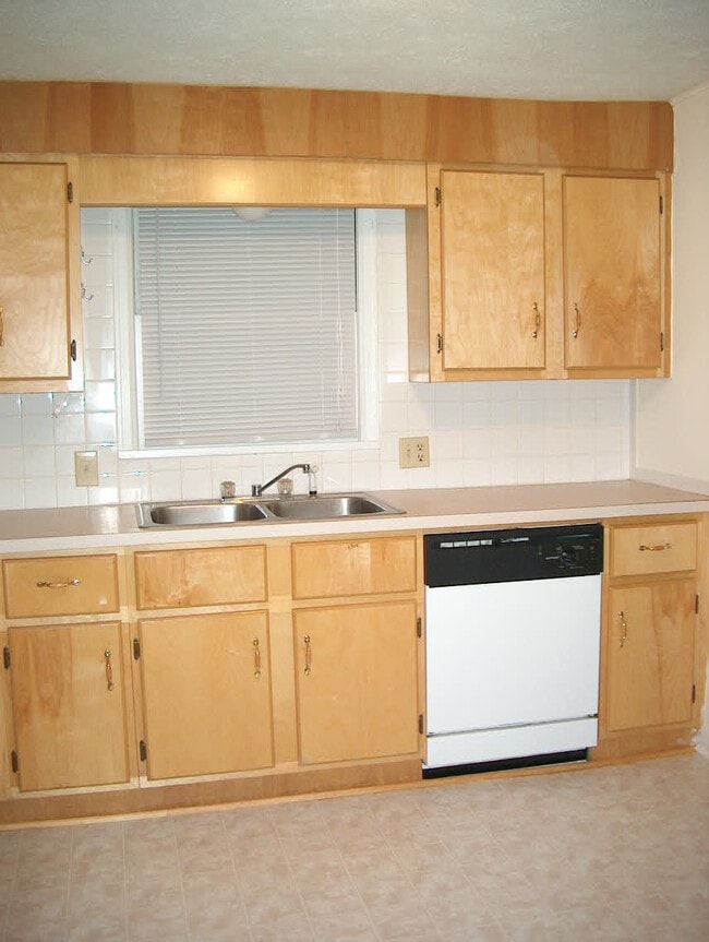 Kitchen - 1040 S Kentwood Ave