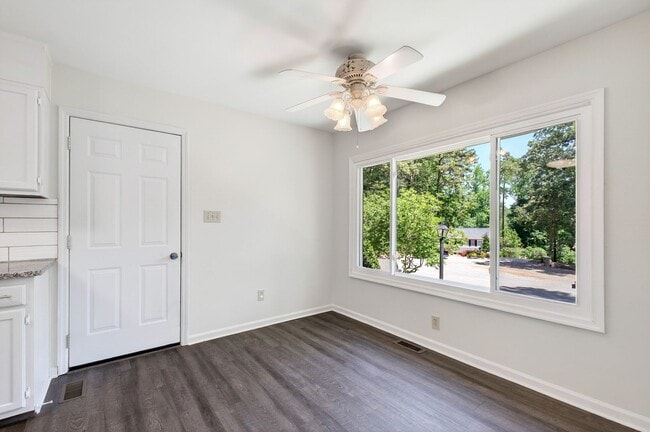 Building Photo - Charming Brick Ranch-Style Cul-de-Sac Home in Garner!