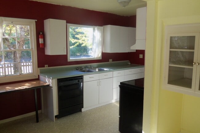 Building Photo - Special --1/2 off first months rent.