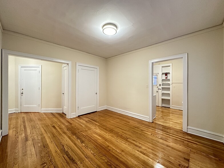 Building Photo - 1310 Oak Ave