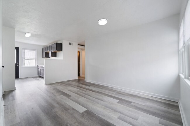 Building Photo - 4 Bedroom Fully Renovated - Coming Soon!