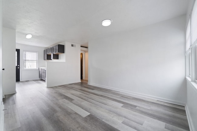 Building Photo - Secure this 4BR Townhouse today!