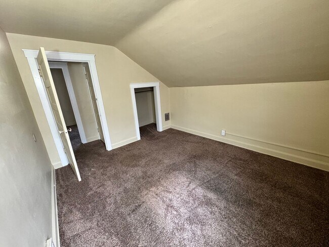 Building Photo - 3 Bedroom House