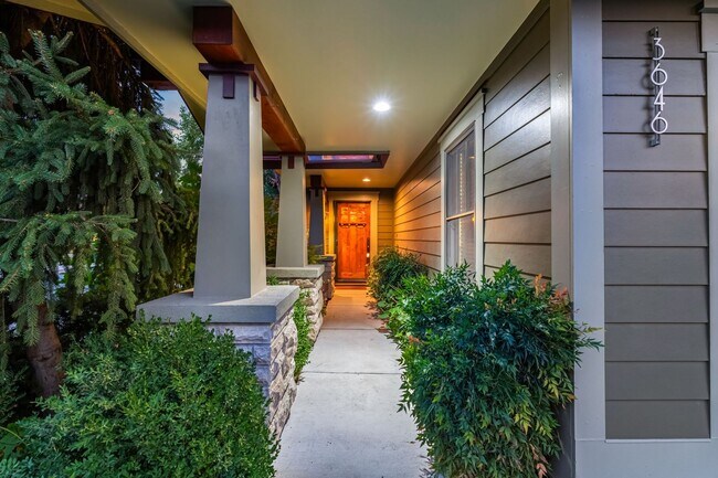 Building Photo - Luxury 3-Bedroom, 2.5-Bath Townhouse Retreat in the Heart of Boise