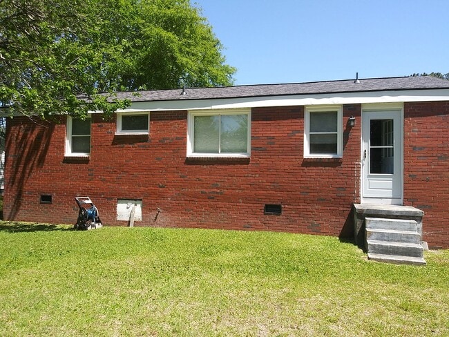 Building Photo - Look No Further!