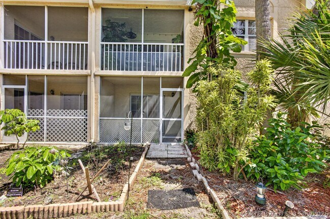Building Photo - 1628 SE Green Acres Cir