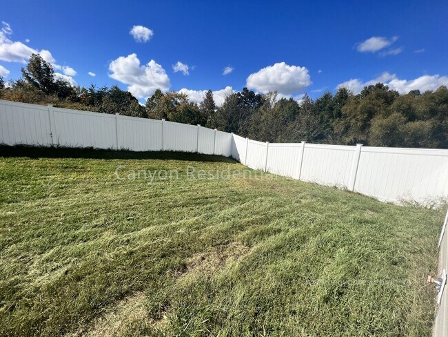 Building Photo - Beautiful 3b Room!Move in ready!