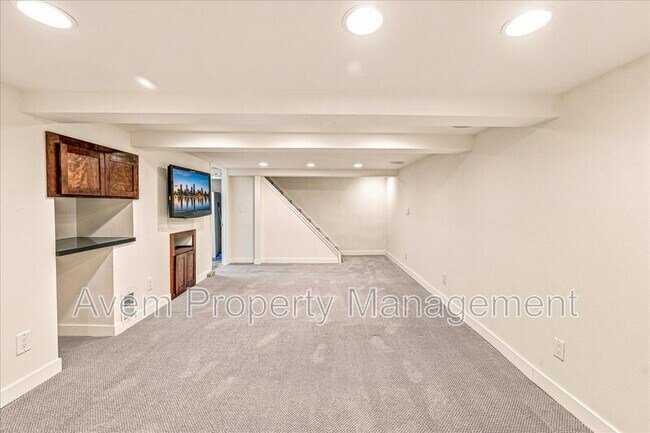 Building Photo - 3411 SE Crystal Springs Blvd