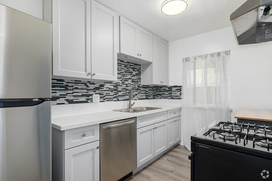 1BR, 1BA - 650SF - 7162 Hawthorn Ave