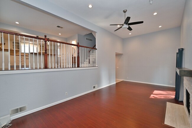 Building Photo - $3,695 - GORGEOUS PARKMONT TOWN HOME IN CE...