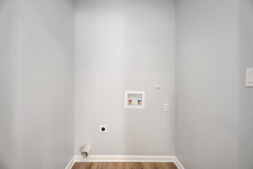 Building Photo - 901 Bonita Dr