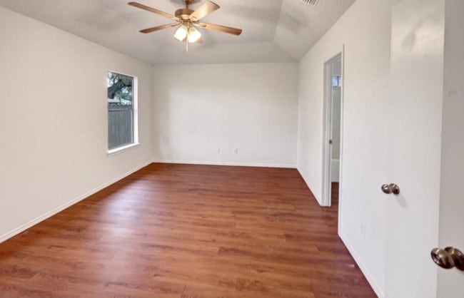 Building Photo - 2094 Ridgewood Cir