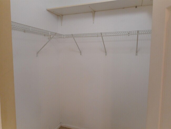 Building Photo - 7970 N Nob Hill Rd