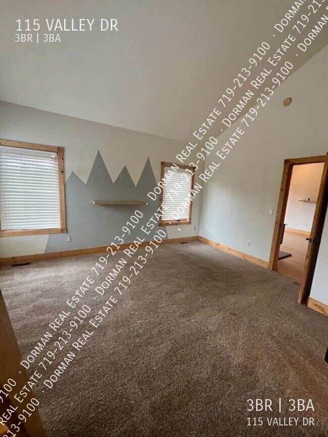 Building Photo - 115 Valley Dr