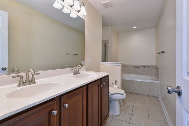 Building Photo - End unit Townhome in Riverwalk Townes